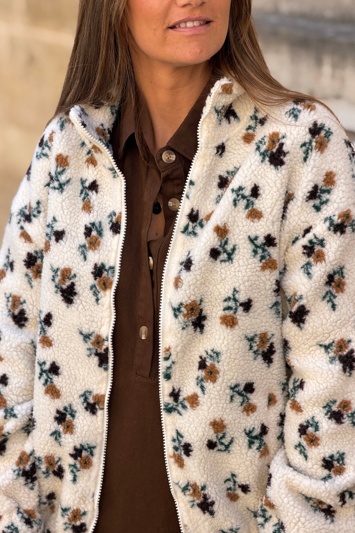 Veste moumoute polaire écrue motifs fleurs marron et camel zip