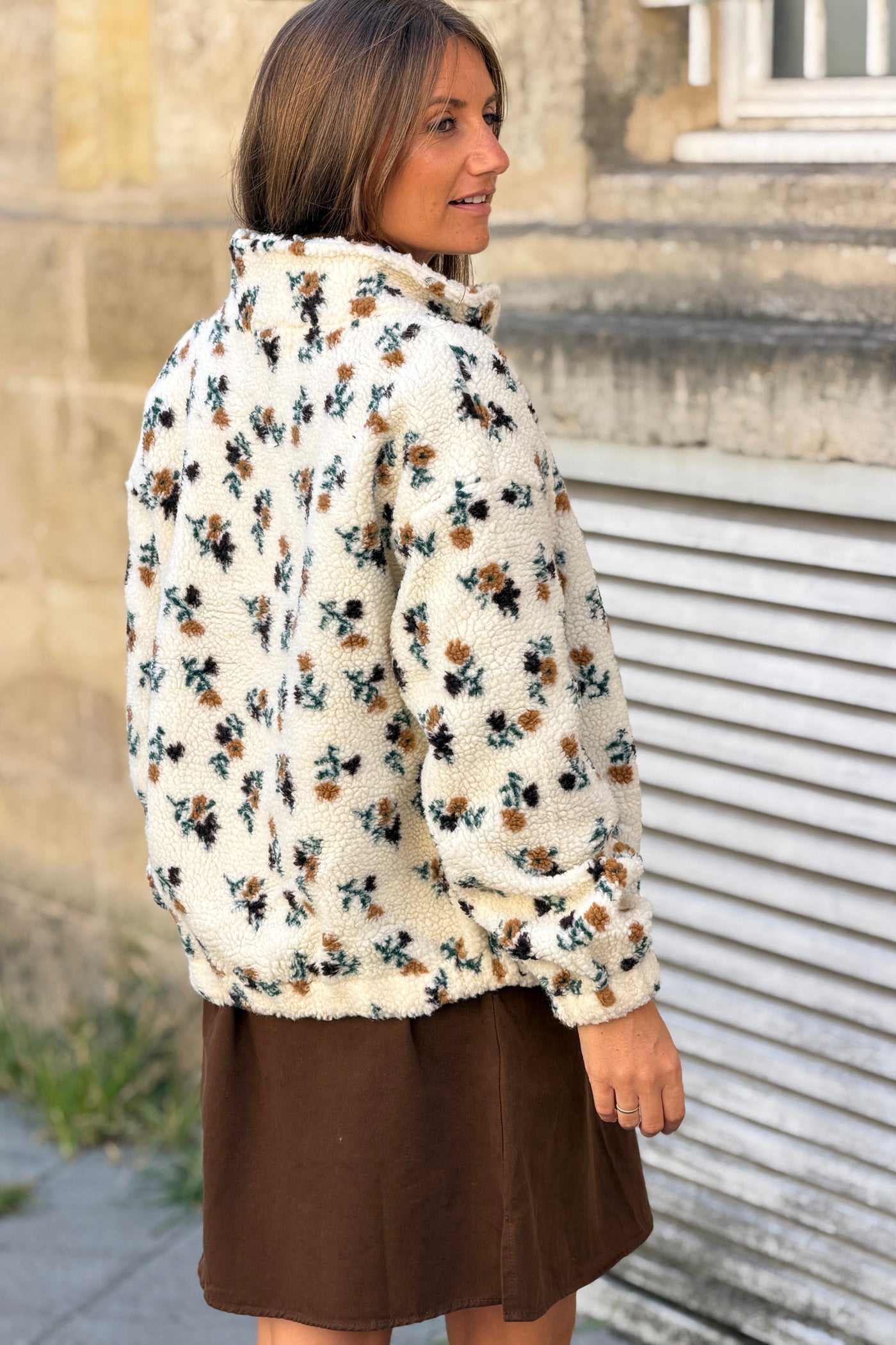 Veste moumoute polaire écrue motifs fleurs marron et camel zip