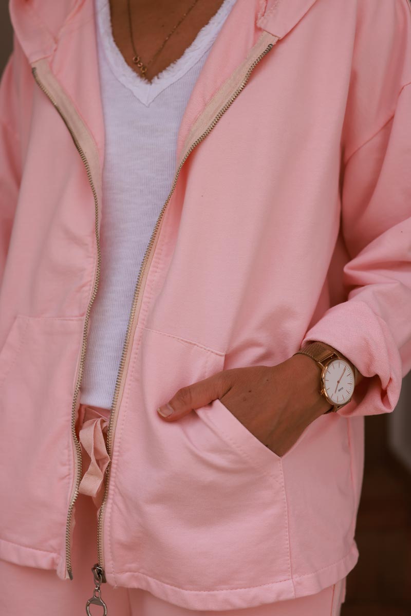 Veste rose pâle confort à capuche zippée liseré ruban satiné et poches