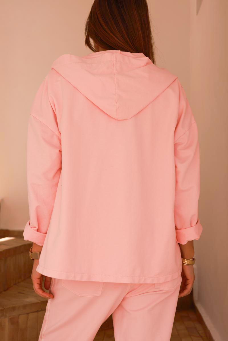 Veste rose pâle confort à capuche zippée liseré ruban satiné et poches