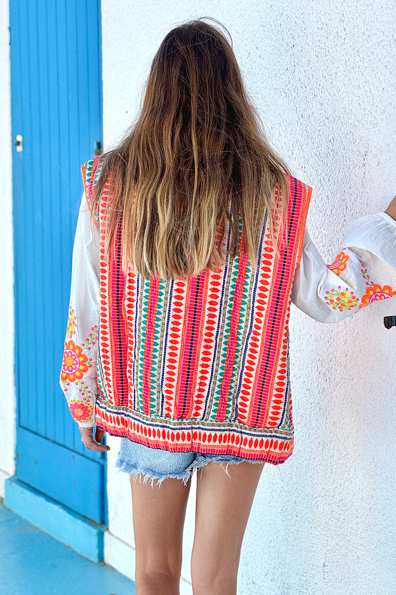 Veste sans manches à boutons broderie aztèque orange et dorée avec poches