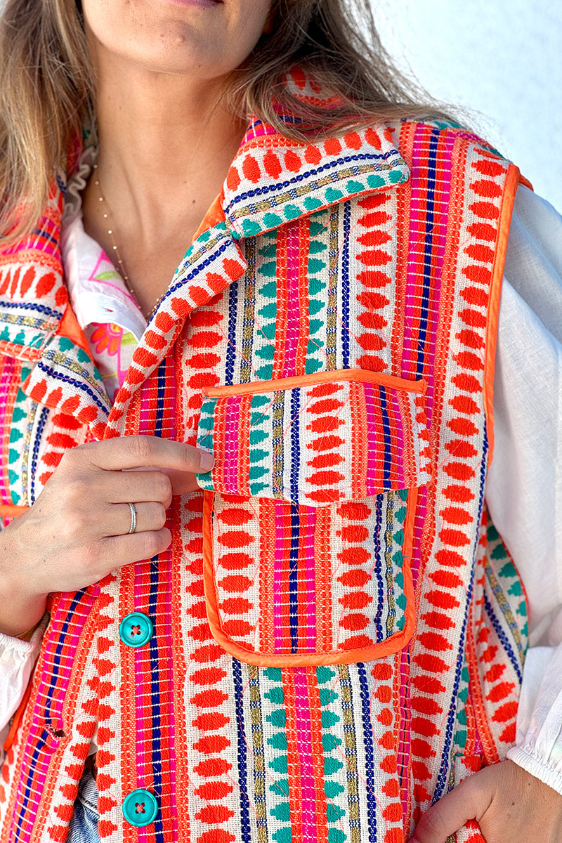 Veste sans manches à boutons broderie aztèque orange et dorée avec poches
