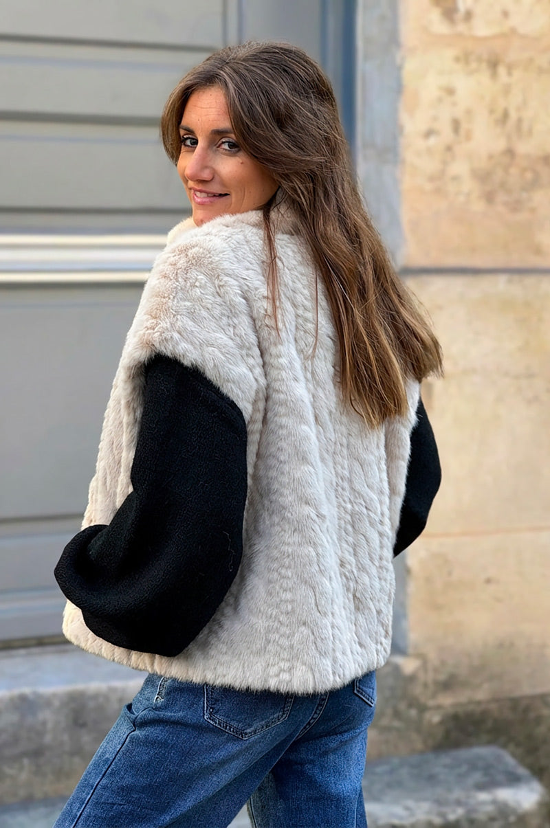 Veste sans manches beige fausse fourrure torsadée fermeture zip et col montant