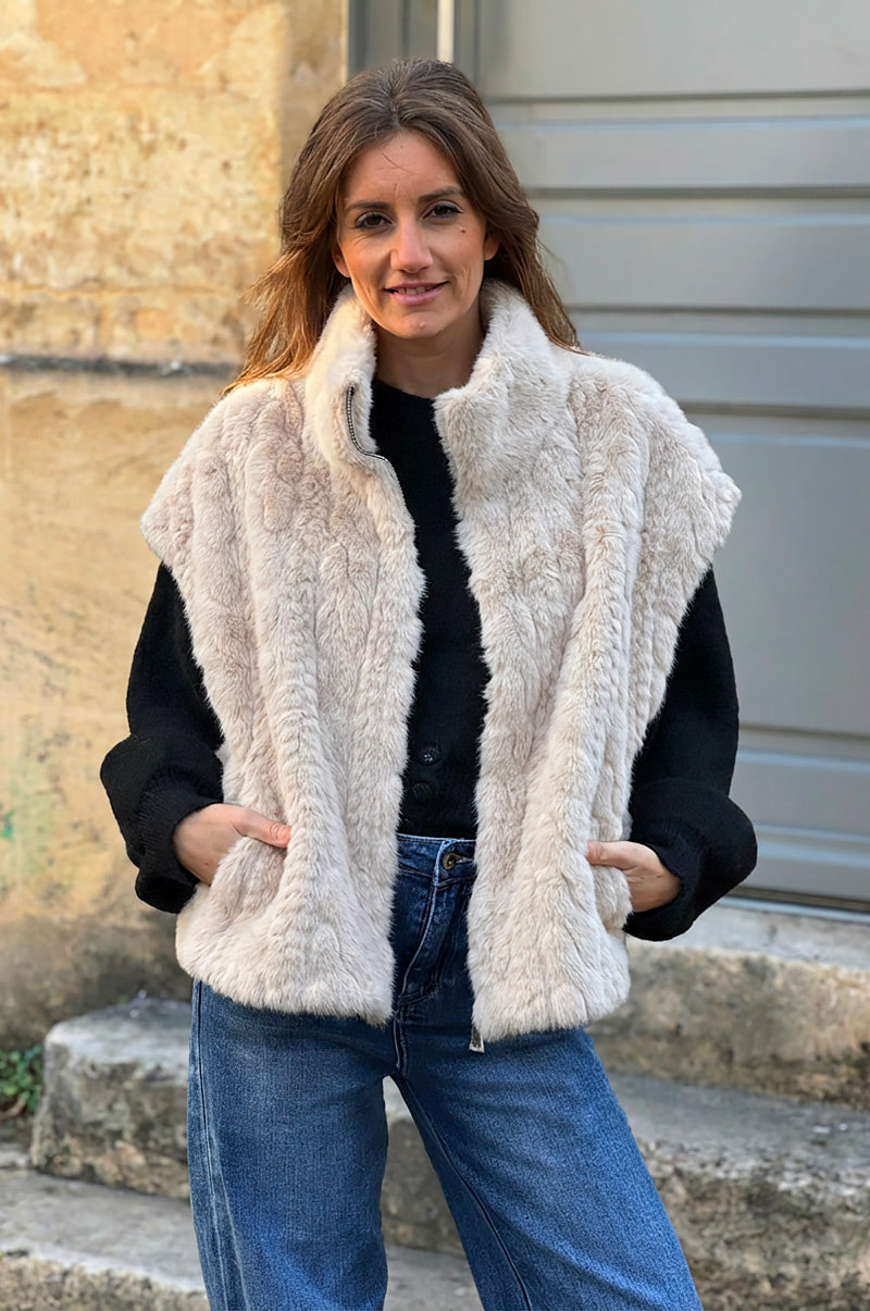 Veste sans manches beige fausse fourrure torsadée fermeture zip et col montant