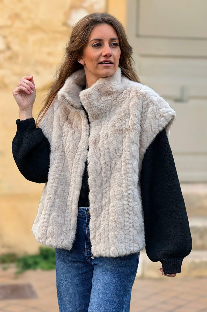 Veste sans manches beige fausse fourrure torsadée fermeture zip et col montant