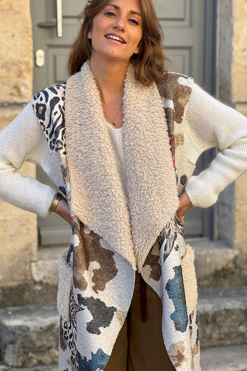 Veste sans manches beige style laine bouillie imprimé camo et léopard avec rabat moumoute