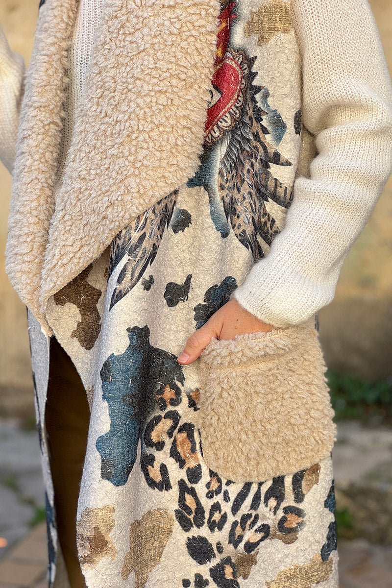 Veste sans manches beige style laine bouillie imprimé camo et léopard avec rabat moumoute