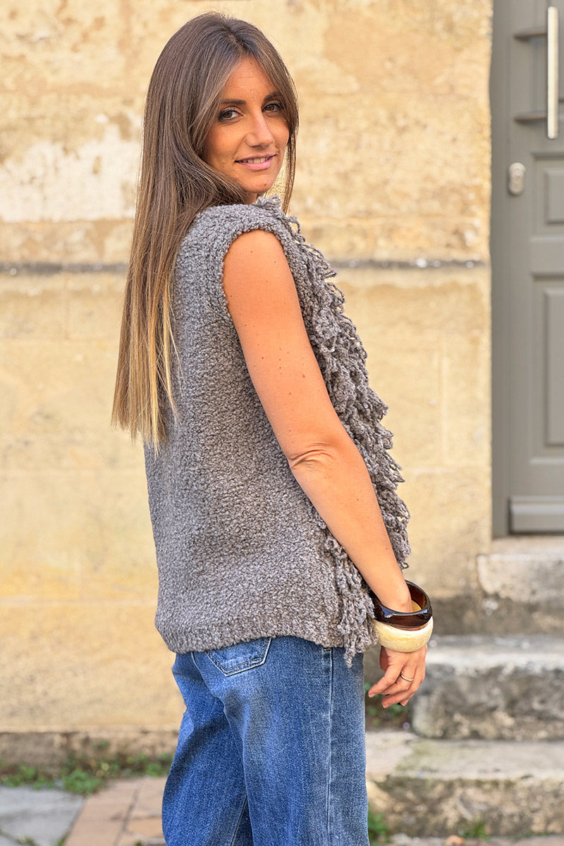 Veste sans manches en grosse maille bouclette chinée grise effet franges boutons écaille