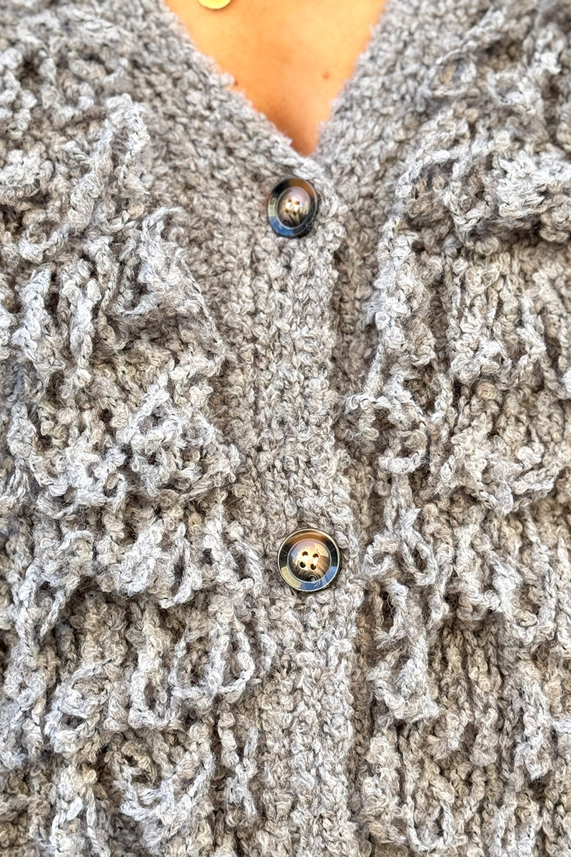 Veste sans manches en grosse maille bouclette chinée grise effet franges boutons écaille