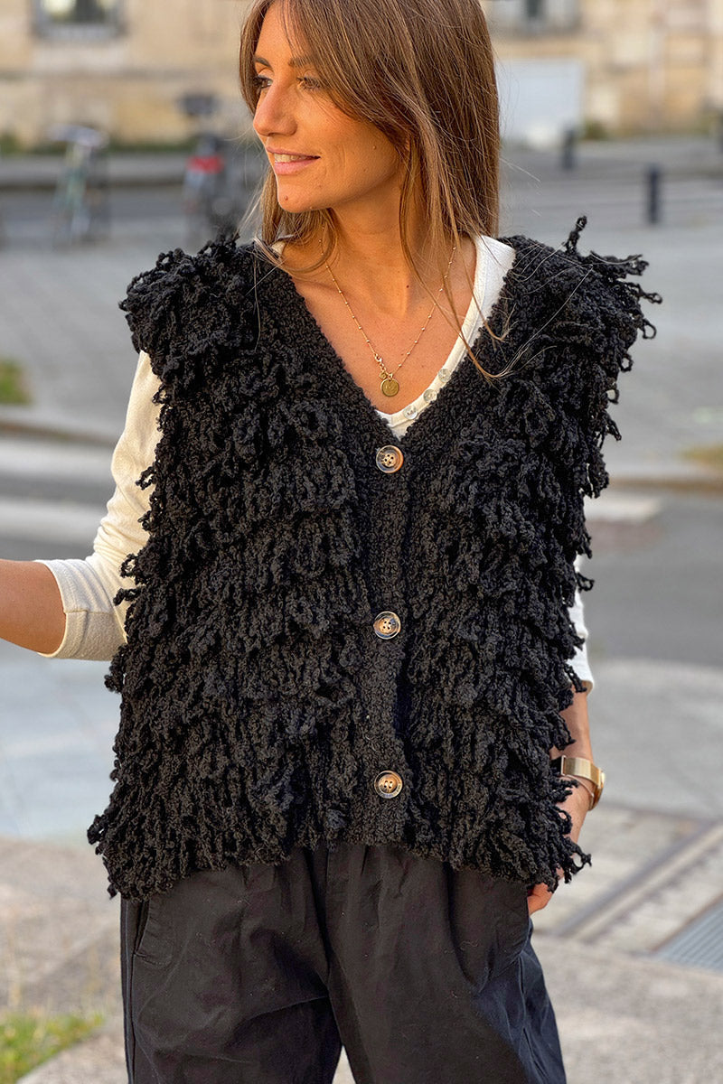 Veste sans manches en grosse maille bouclette noire effet franges boutons écaille