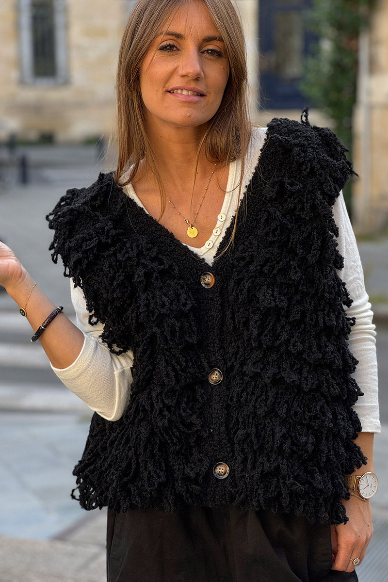Veste sans manches en grosse maille bouclette noire effet franges boutons écaille
