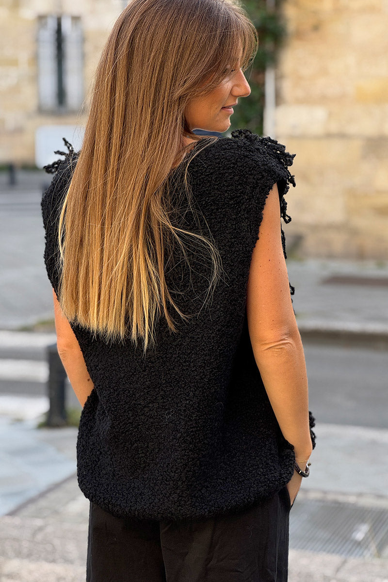 Veste sans manches en grosse maille bouclette noire effet franges boutons écaille