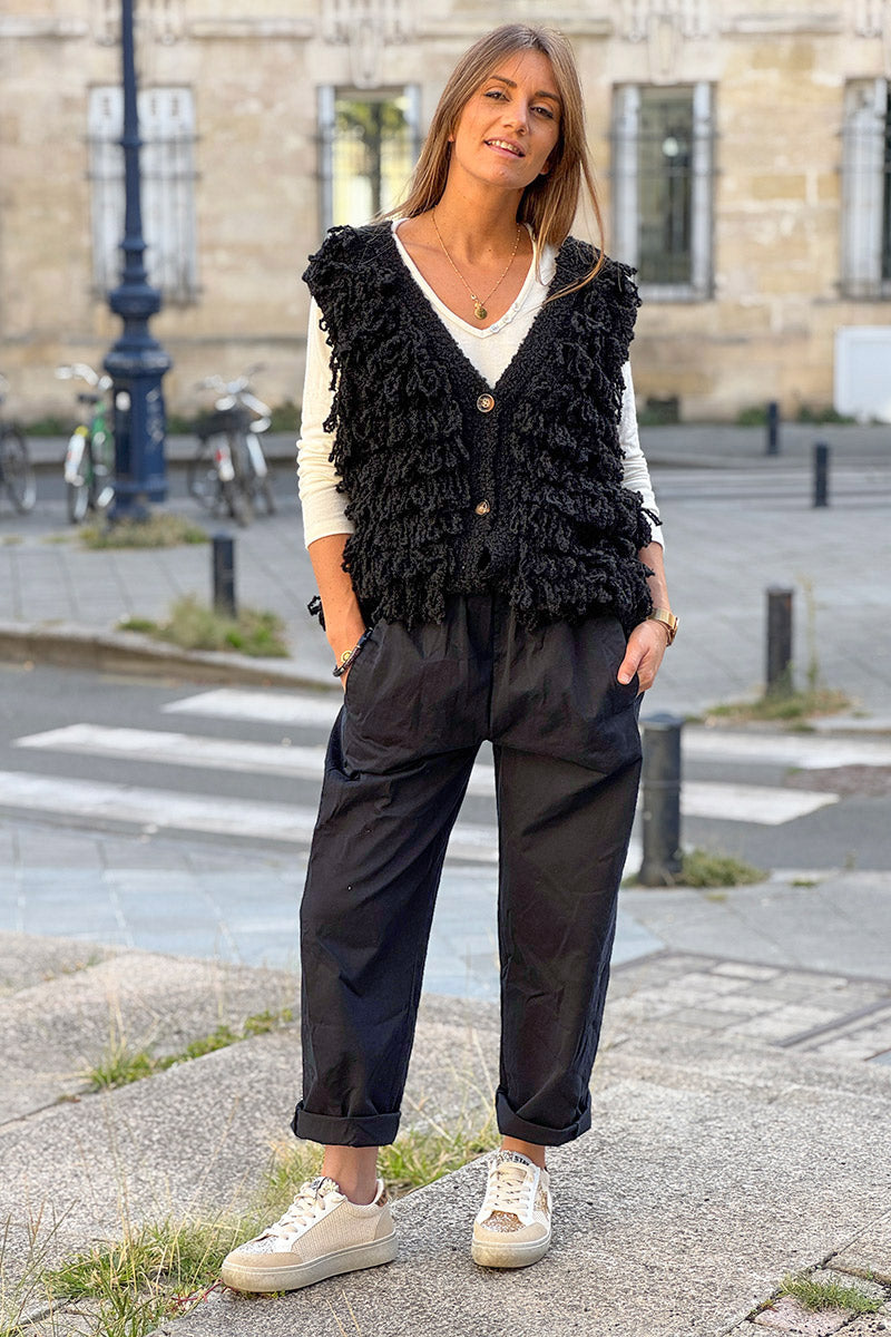 Veste sans manches en grosse maille bouclette noire effet franges boutons écaille