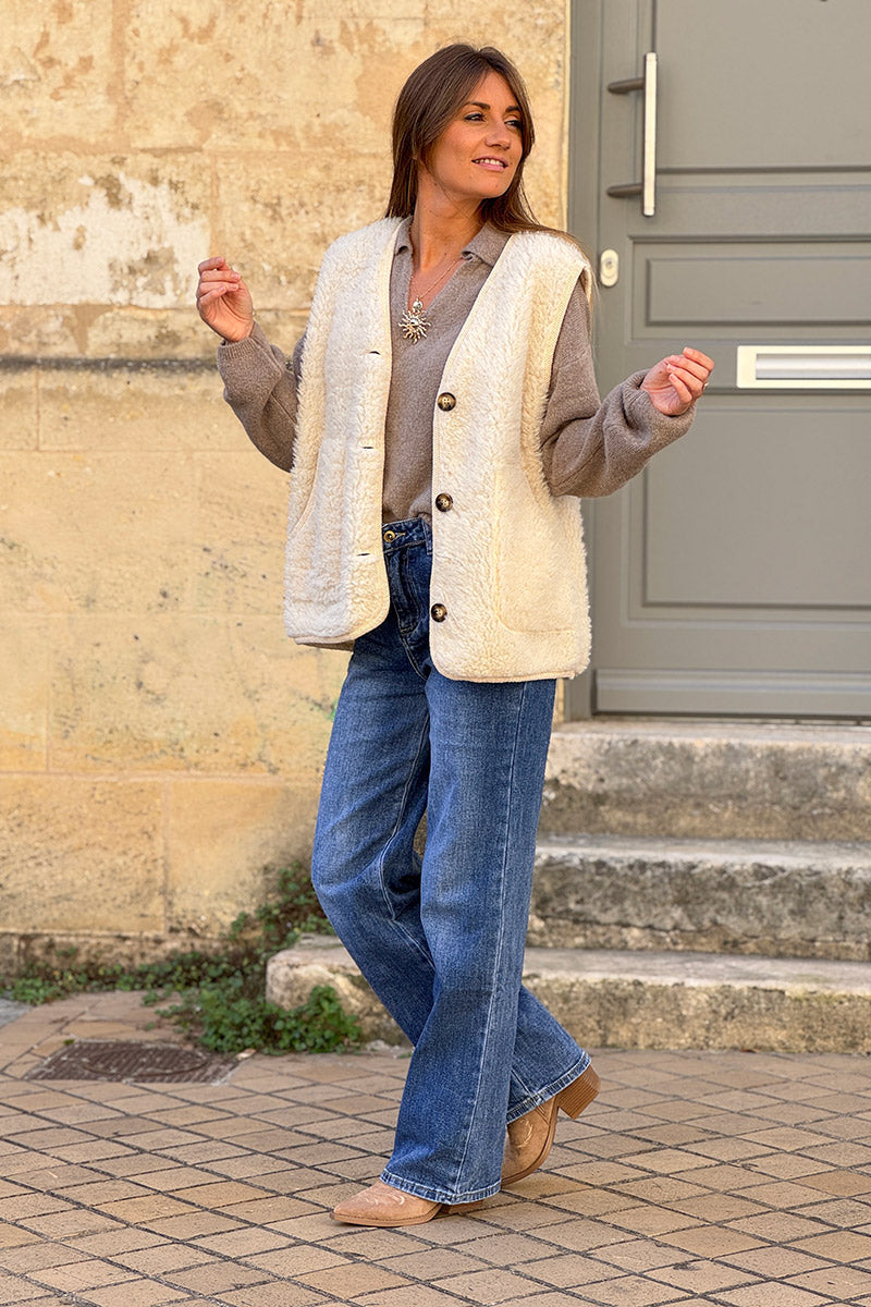 Veste sans manches en moumoute beige détail liseré beige boutons écaille marron