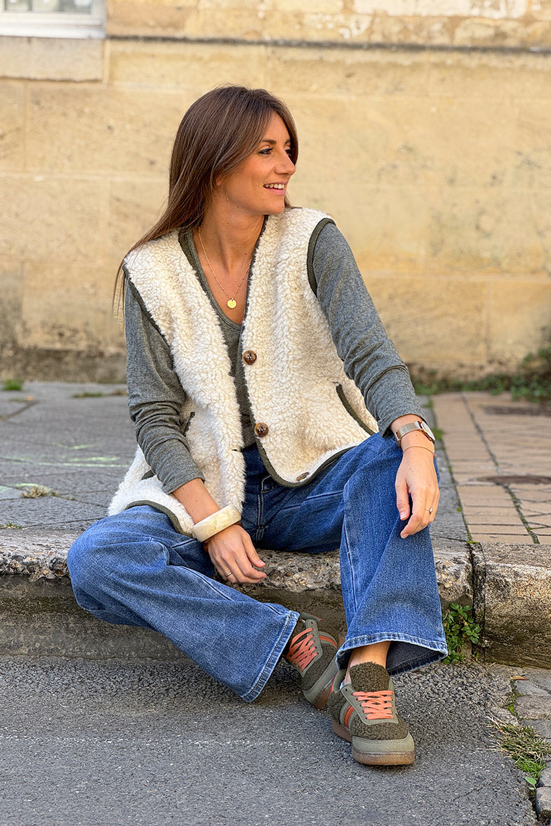 Veste sans manches en moumoute beige détail liseré kaki boutons écaille marron