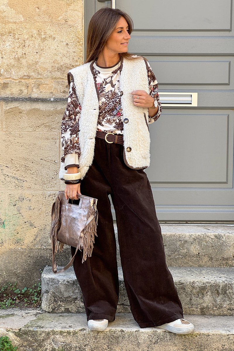 Veste sans manches en moumoute beige détail liseré marron boutons écaille marron