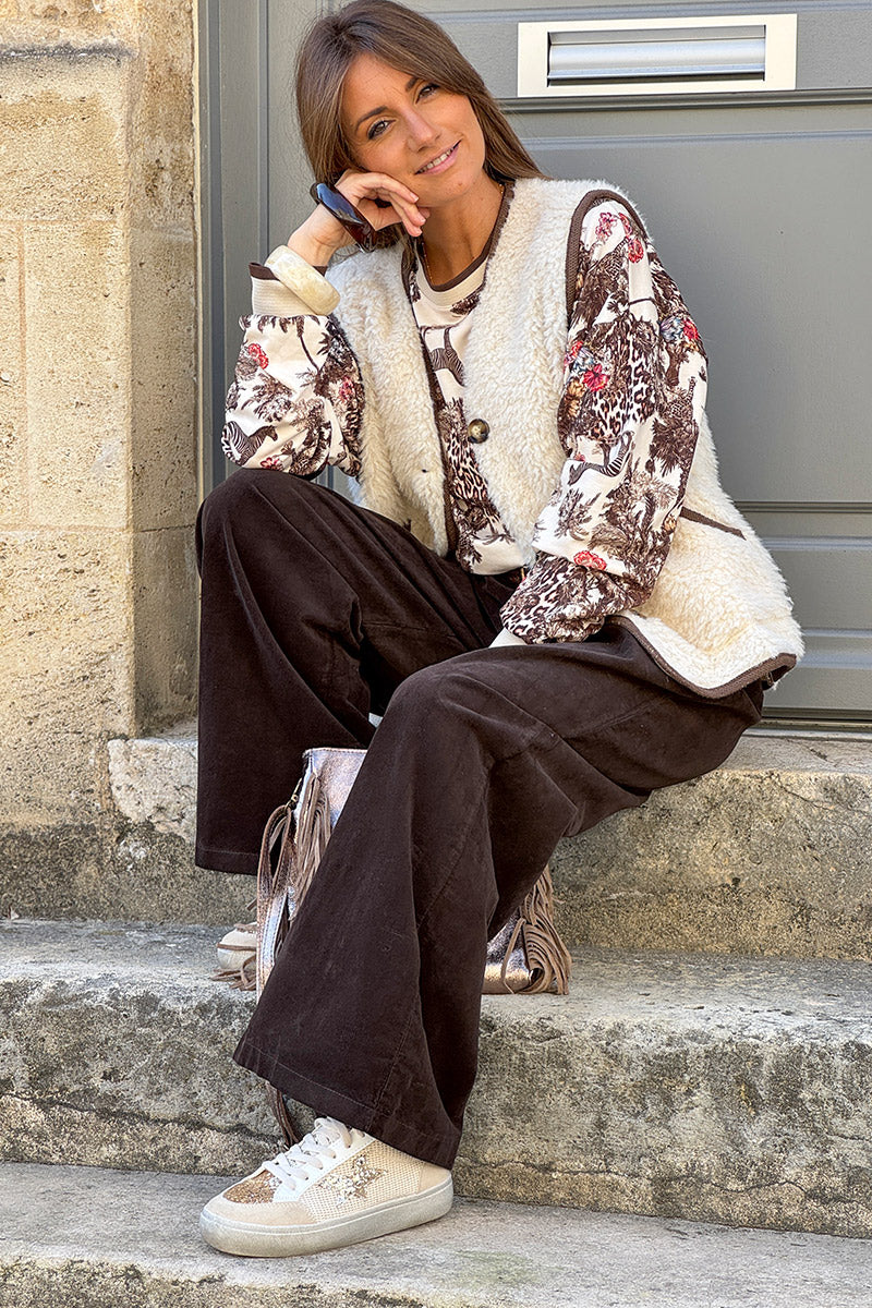 Veste sans manches en moumoute beige détail liseré marron boutons écaille marron