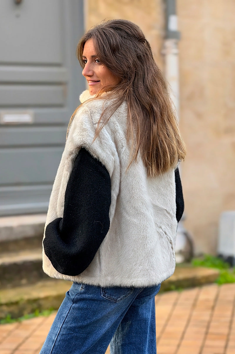Veste sans manches fausse fourrure beige col montant et fermeture zip