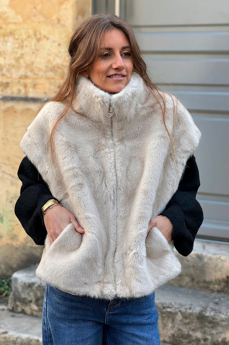 Veste sans manches fausse fourrure beige col montant et fermeture zip