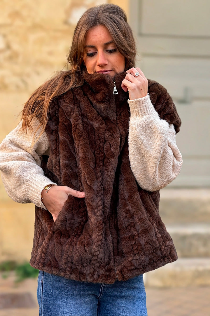 Veste sans manches marron fausse fourrure torsadée fermeture zip et col montant