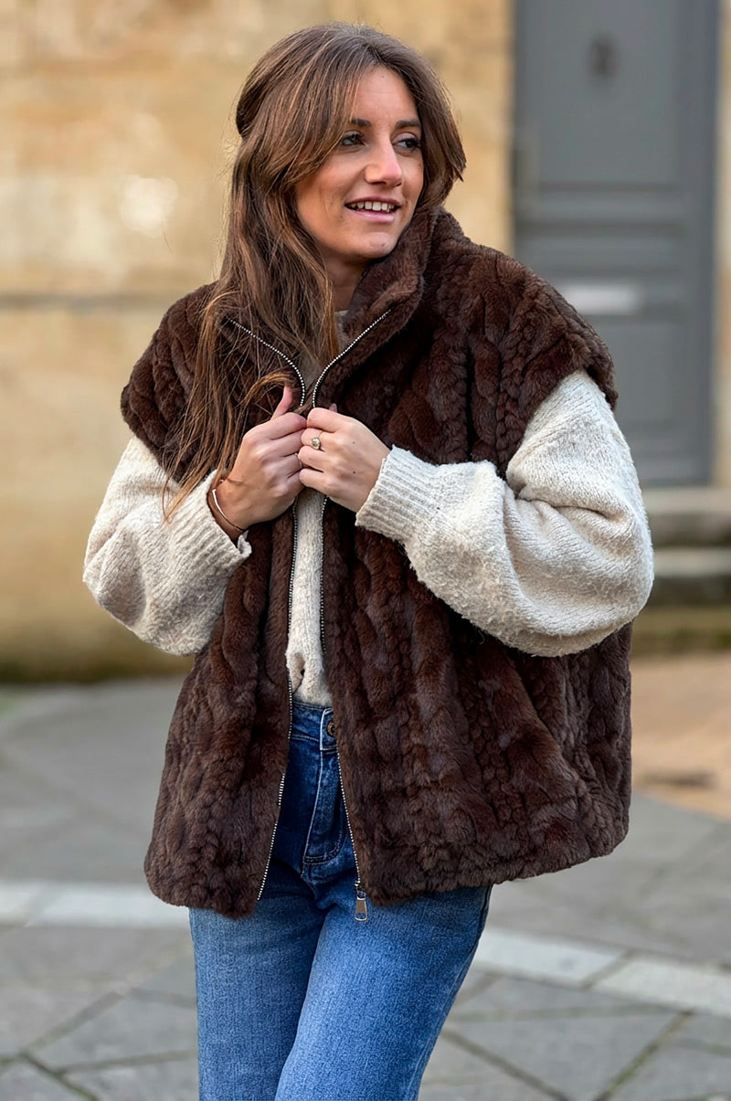 Veste sans manches marron fausse fourrure torsadée fermeture zip et col montant