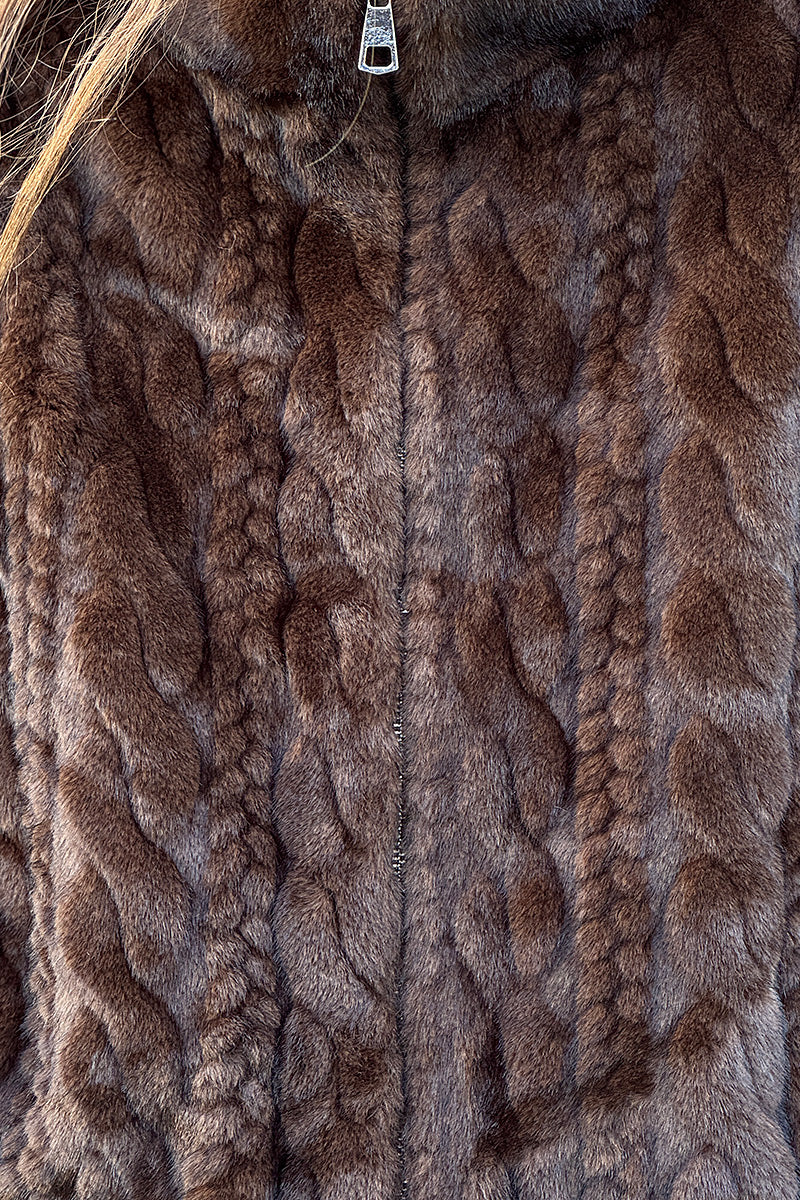 Veste sans manches marron fausse fourrure torsadée fermeture zip et col montant