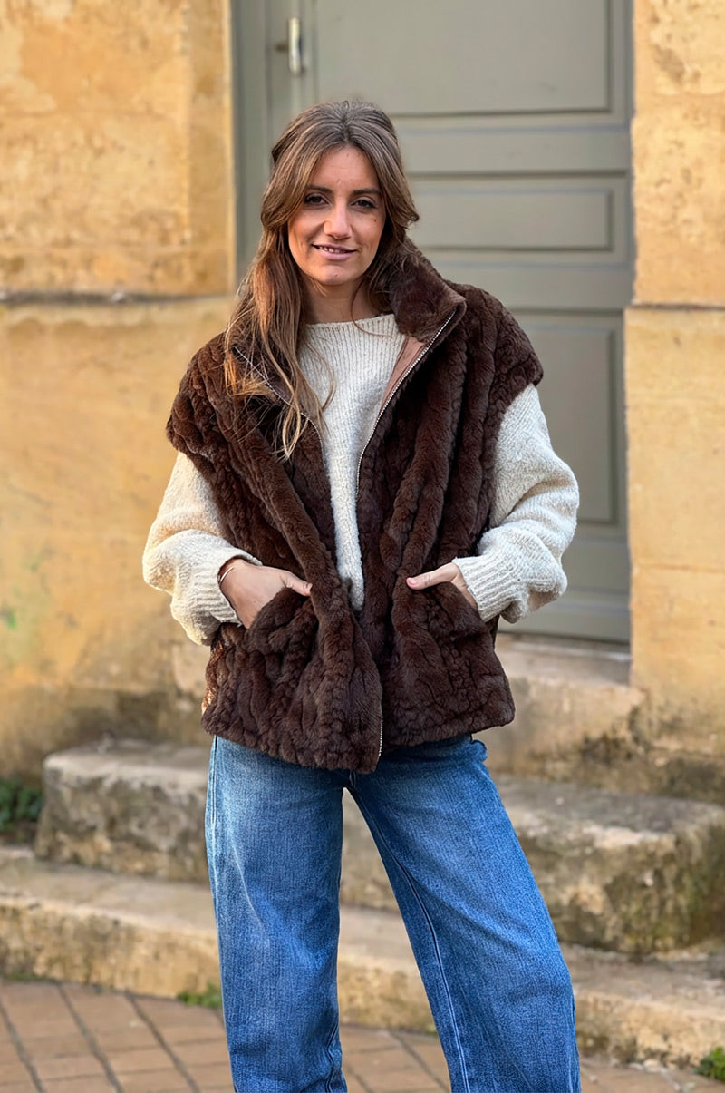 Veste sans manches marron fausse fourrure torsadée fermeture zip et col montant
