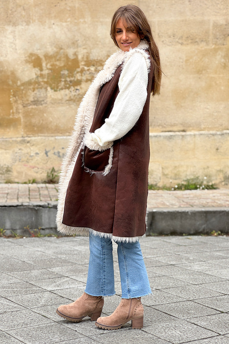 Veste sans manches marron fourrée fausse fourrure