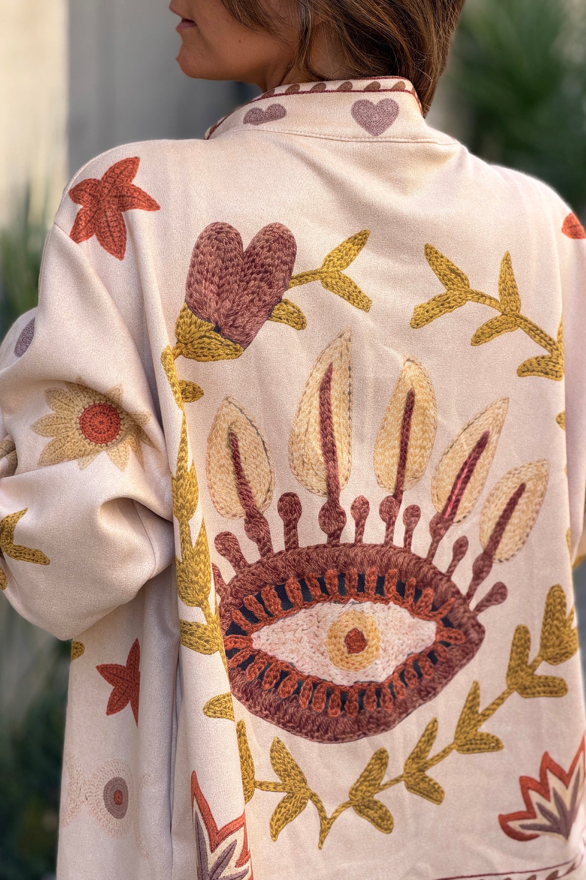 Veste souple en suédine beige imprimé fleurs et œil effet broderie