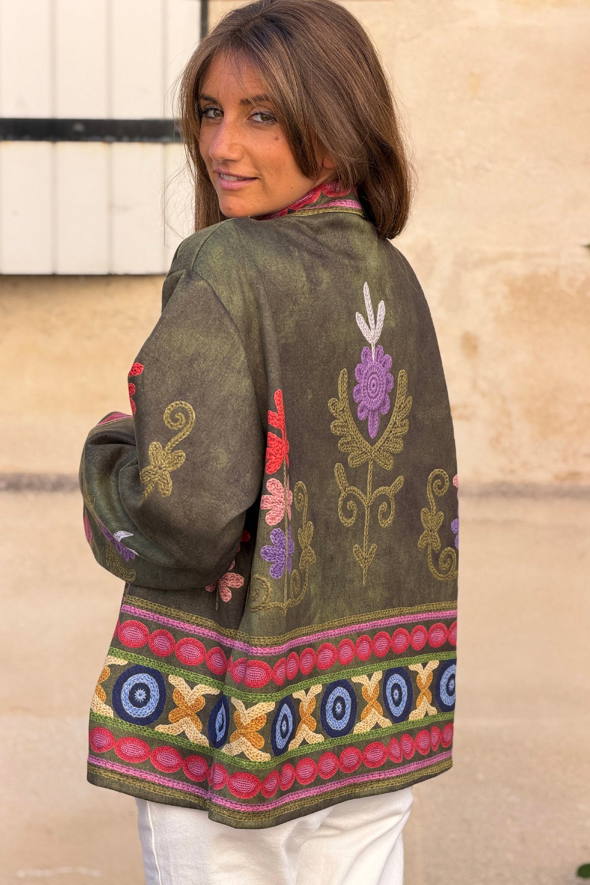 Veste souple en suédine kaki imprimé fleurs colorées effet broderie