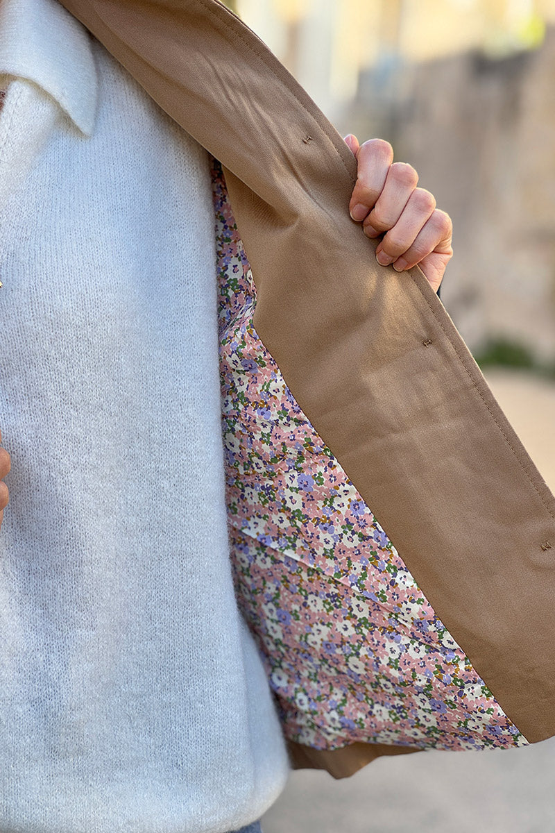 Veste style trench court camel avec boutons écaille poches et doublure fleurs liberty