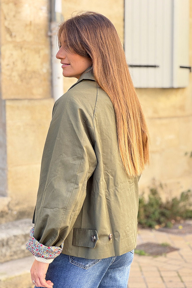 Veste style trench court kaki avec boutons écaille poches et doublure fleurs liberty