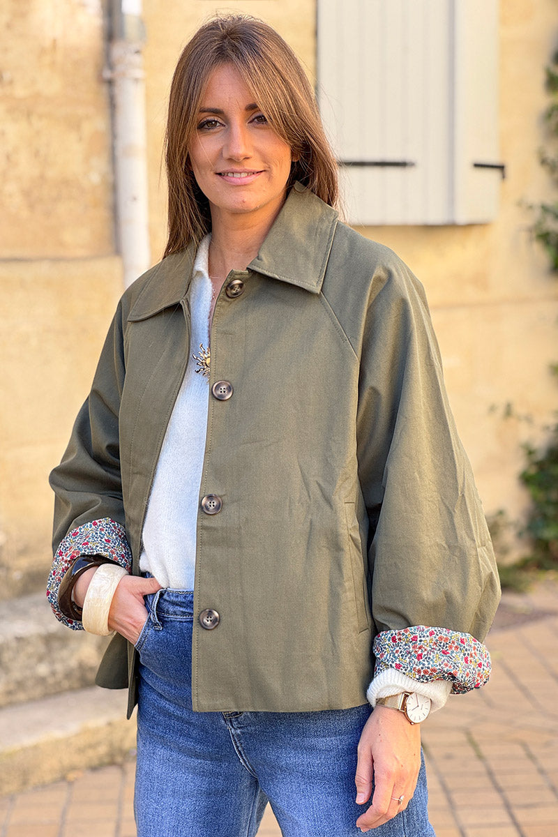 Veste style trench court kaki avec boutons écaille poches et doublure fleurs liberty