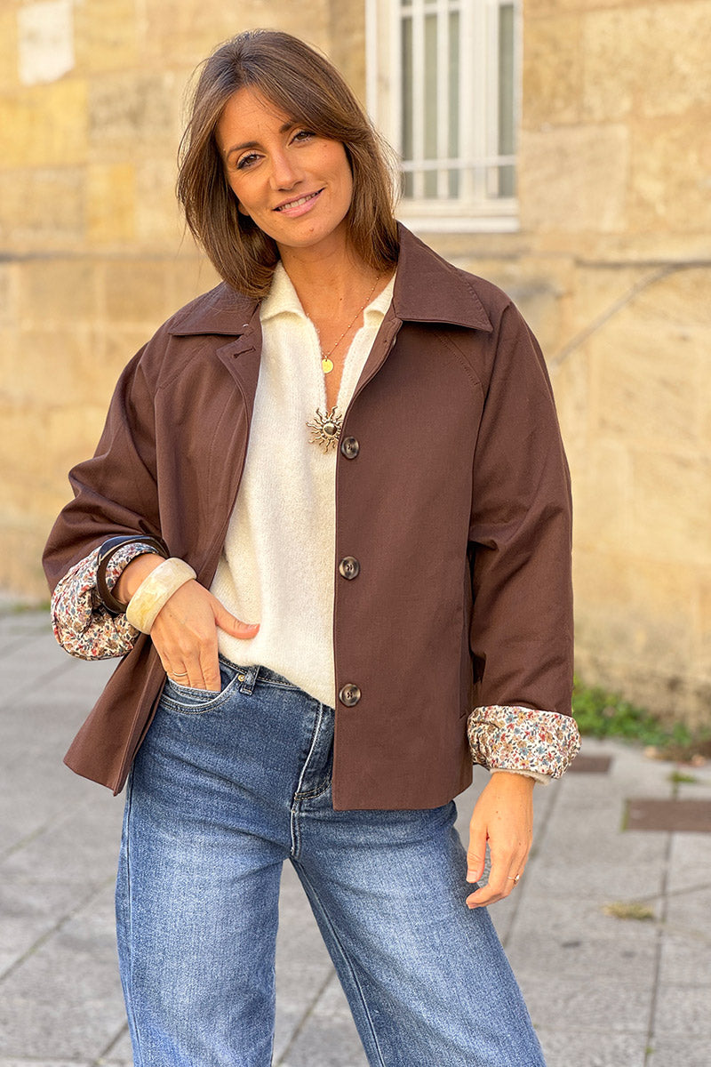 Veste style trench court marron avec boutons écaille poches et doublure fleurs liberty