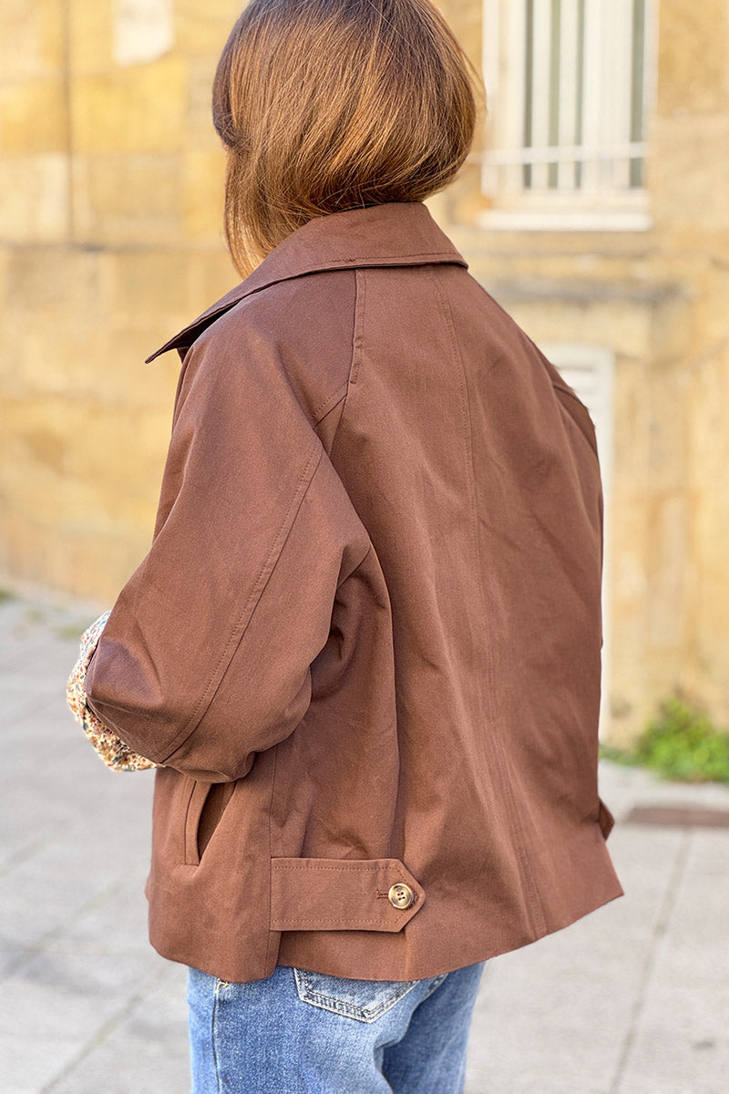 Veste style trench court marron avec boutons écaille poches et doublure fleurs liberty