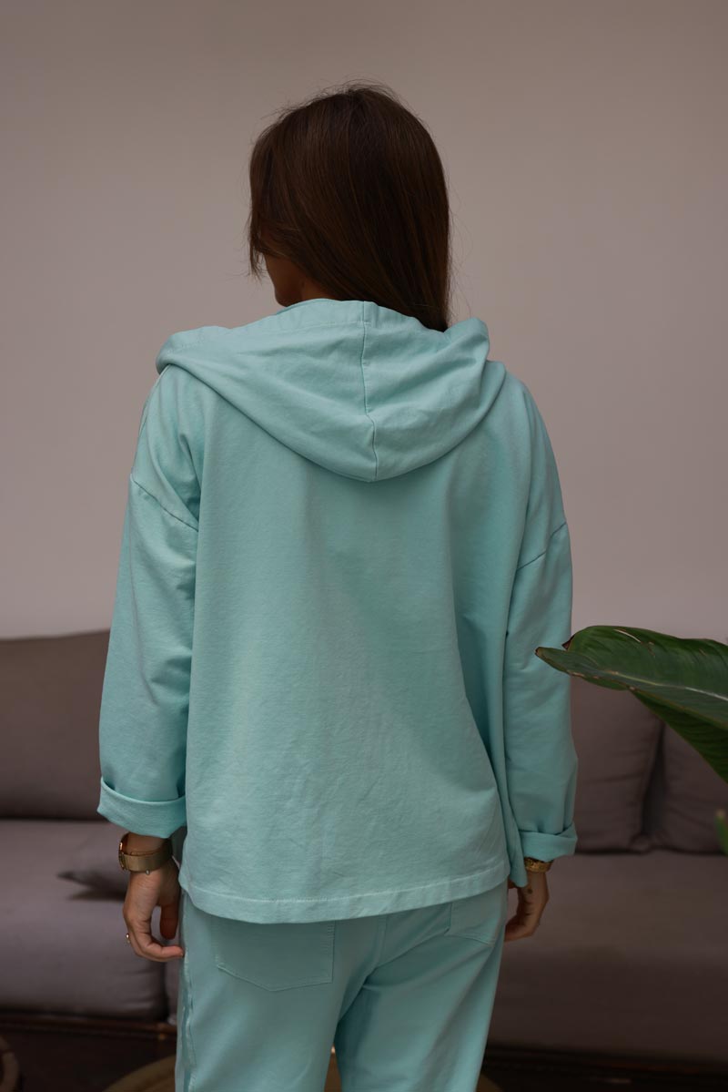 Veste vert d'eau confort à capuche zippée liseré ruban satiné et poches