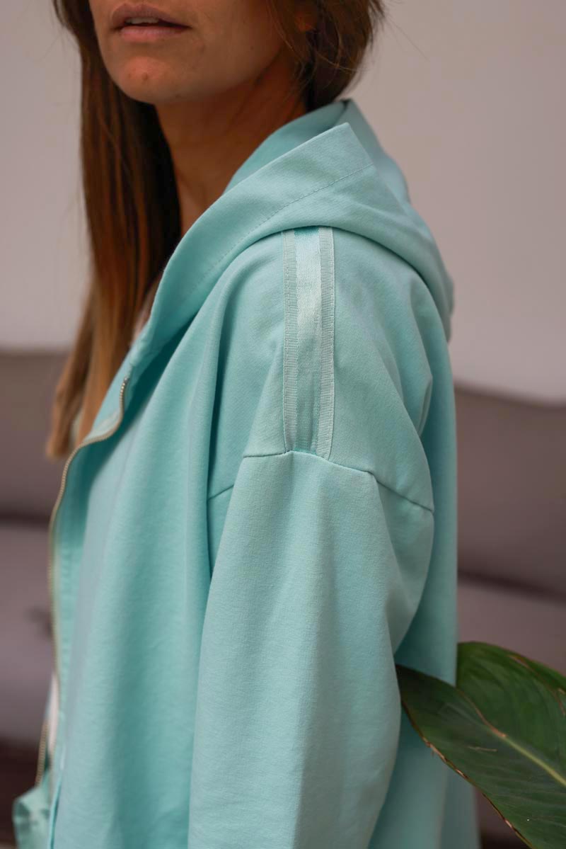 Veste vert d'eau confort à capuche zippée liseré ruban satiné et poches