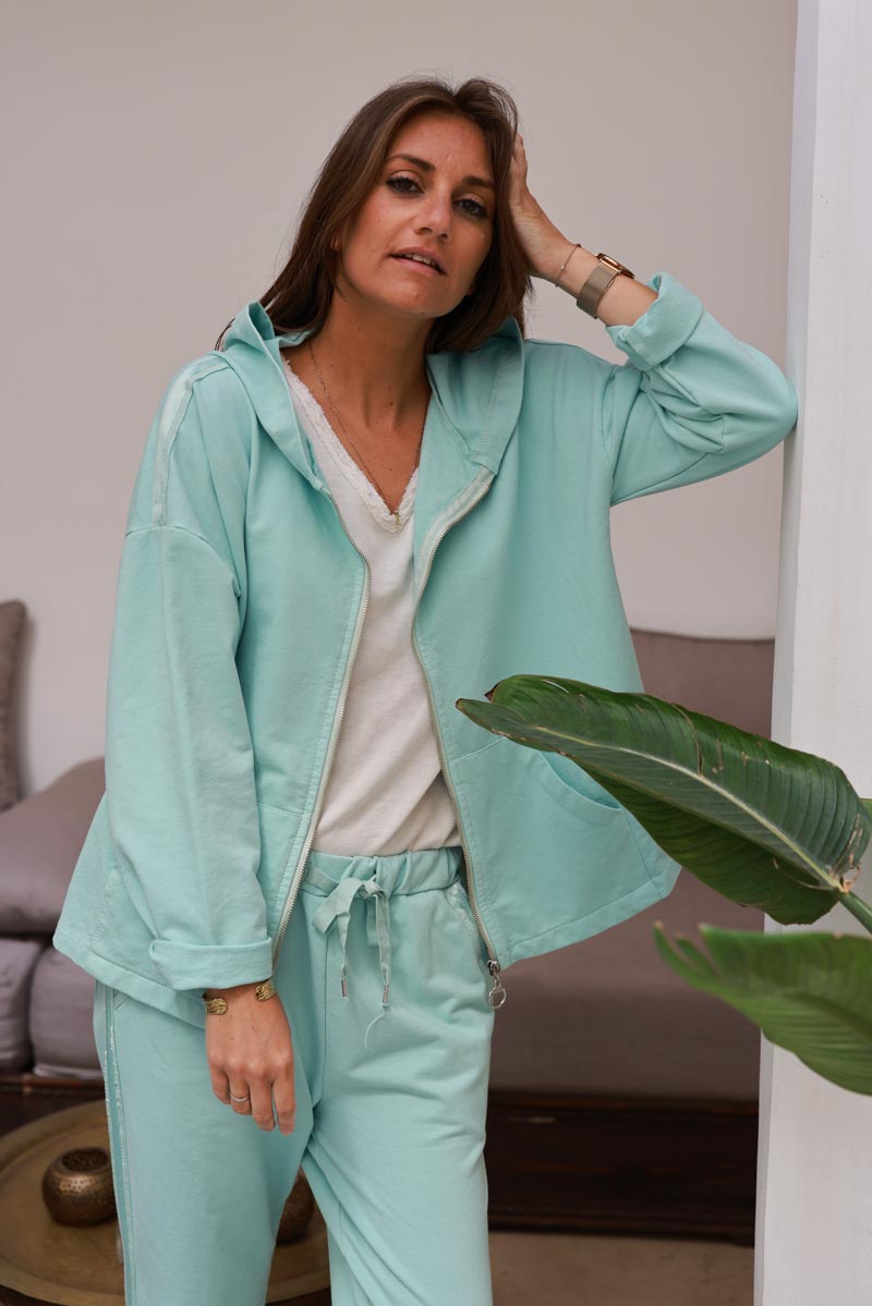 Veste vert d'eau confort à capuche zippée liseré ruban satiné et poches