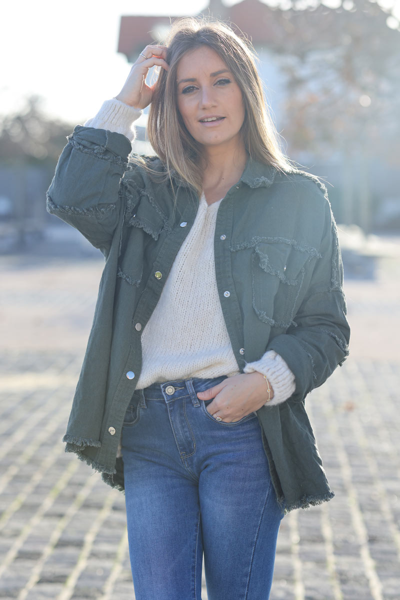 Veste en jean kaki oversize finitions franges Rock and Roll en bouclettes fuchsia