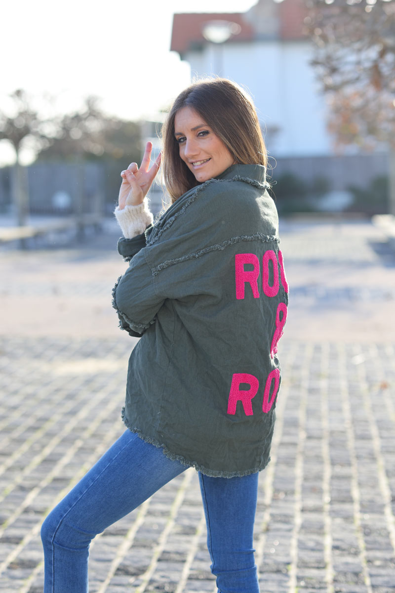Veste en jean kaki oversize finitions franges Rock and Roll en bouclettes fuchsia