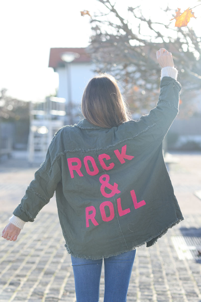 Veste en jean kaki oversize finitions franges Rock and Roll en bouclettes fuchsia