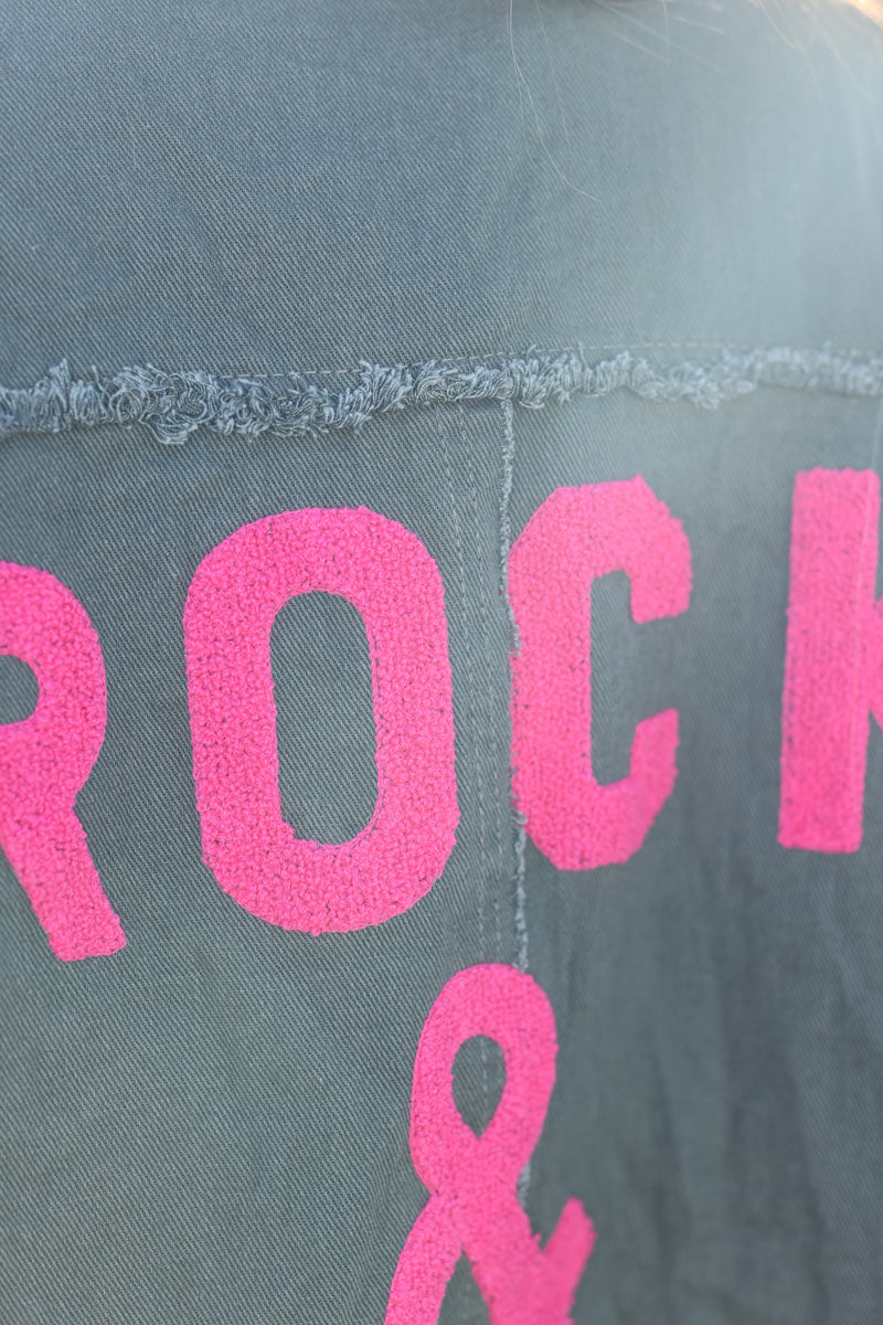 Veste en jean kaki oversize finitions franges Rock and Roll en bouclettes fuchsia
