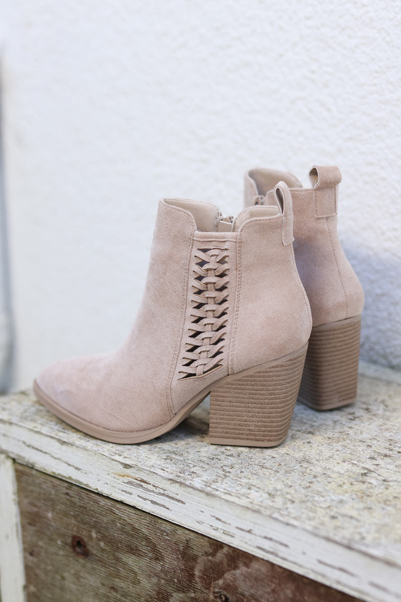 Bottines suédine beige à talon tressage ajouré