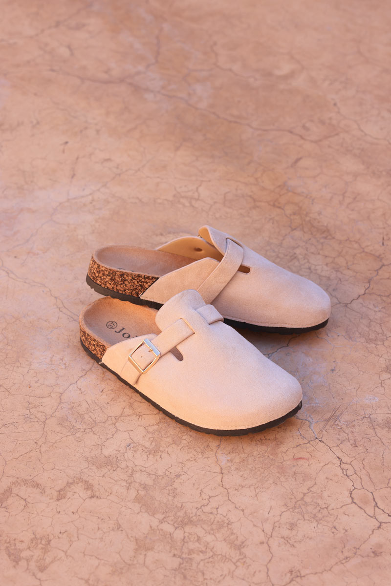 Sabots plats en suédine beige avec boucle