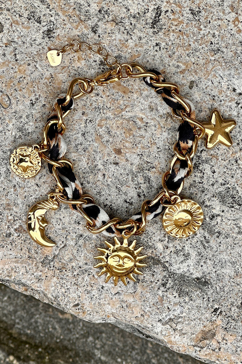 Bracelet maille dorée et tissu léopard avec pendentifs soleil, lune et étoile