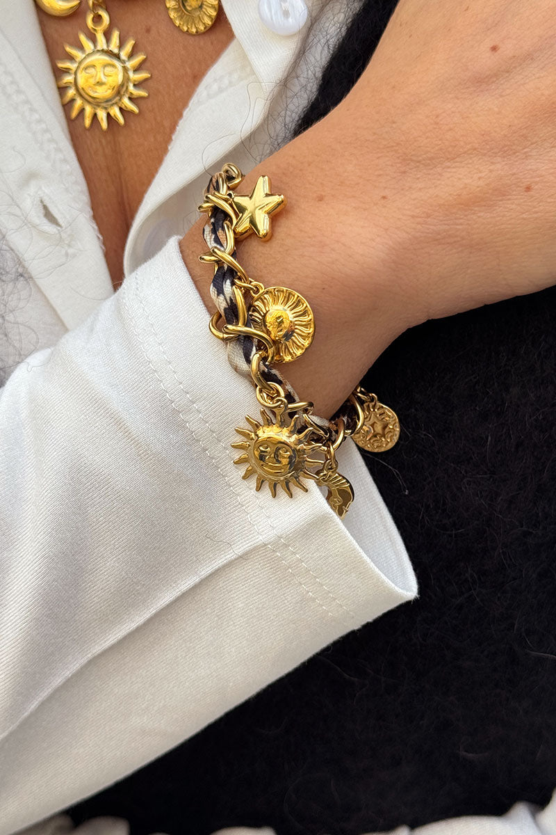 Bracelet maille dorée et tissu léopard avec pendentifs soleil, lune et étoile
