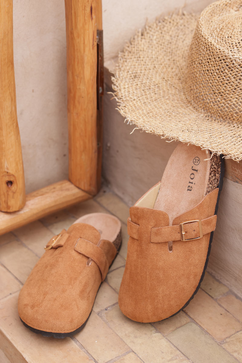Sabots plats en suédine camel avec boucle
