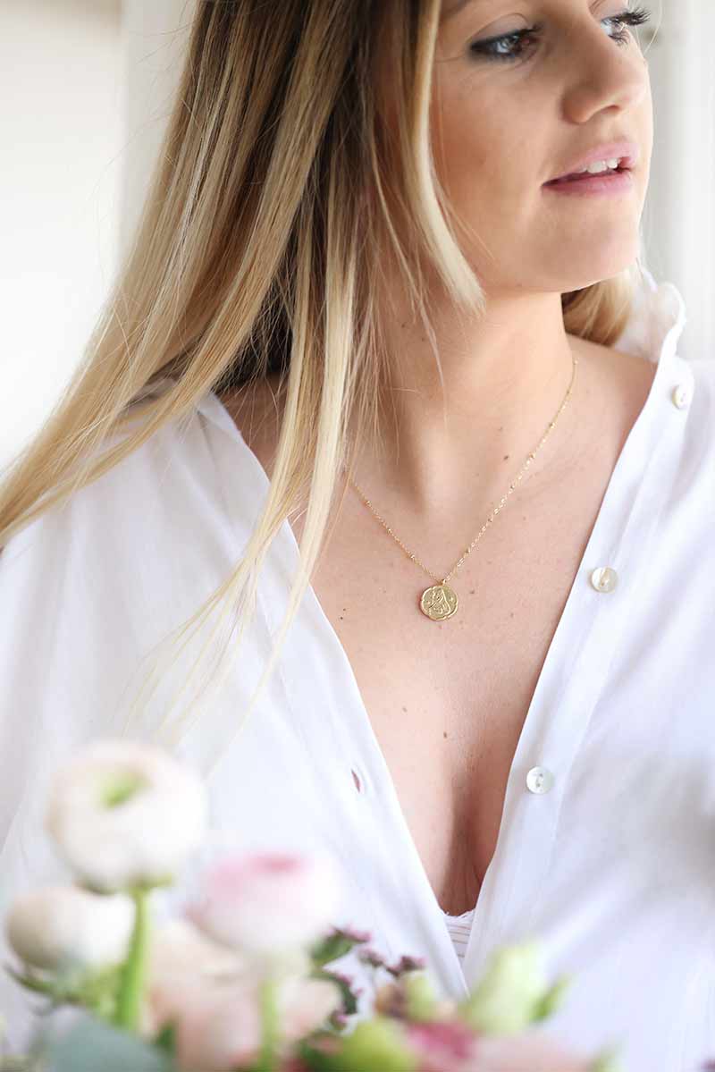 collier-dore-signe-astrologique-bijoux-zodiaque-vierge-femme-02 g016 (2)