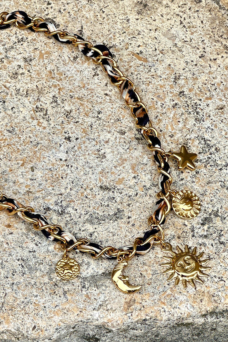 Collier maille dorée et tissu léopard avec pendentifs soleil, lune et étoile