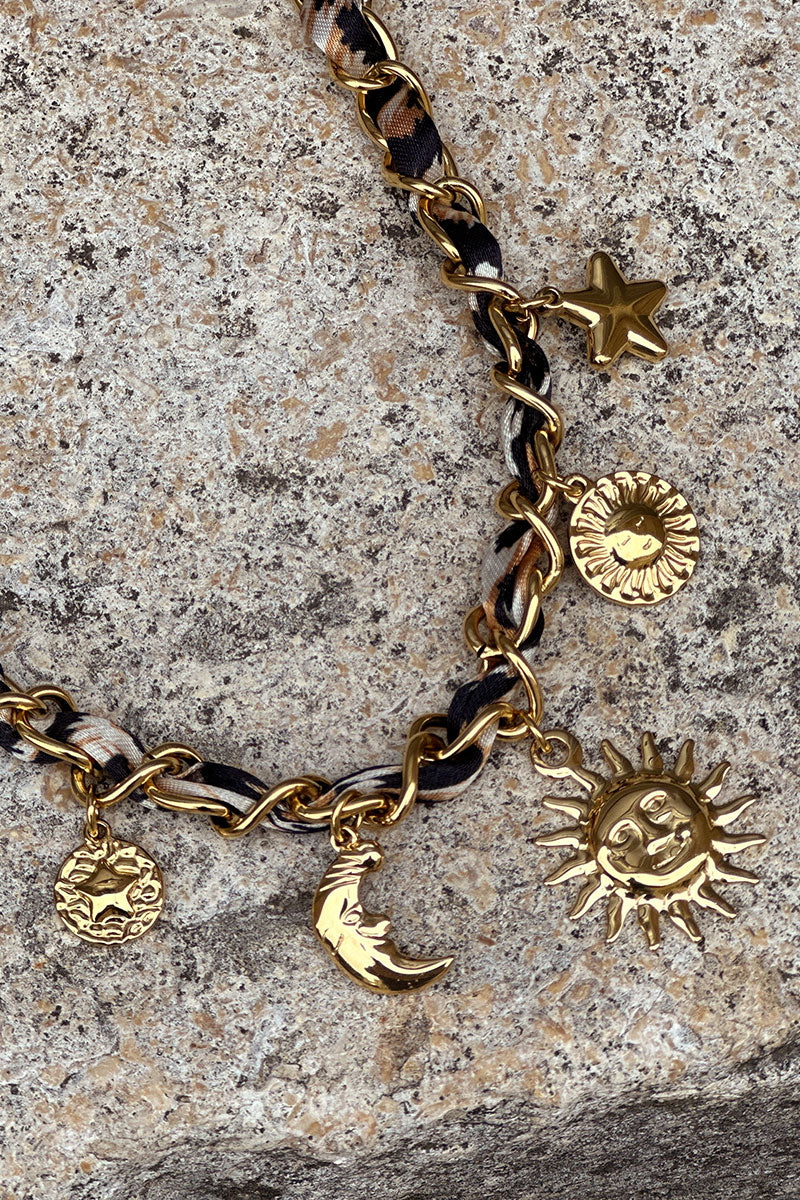 Collier maille dorée et tissu léopard avec pendentifs soleil, lune et étoile